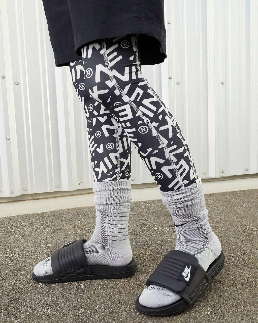 Nike Women's Offcourt Adjust Slides - Black / White