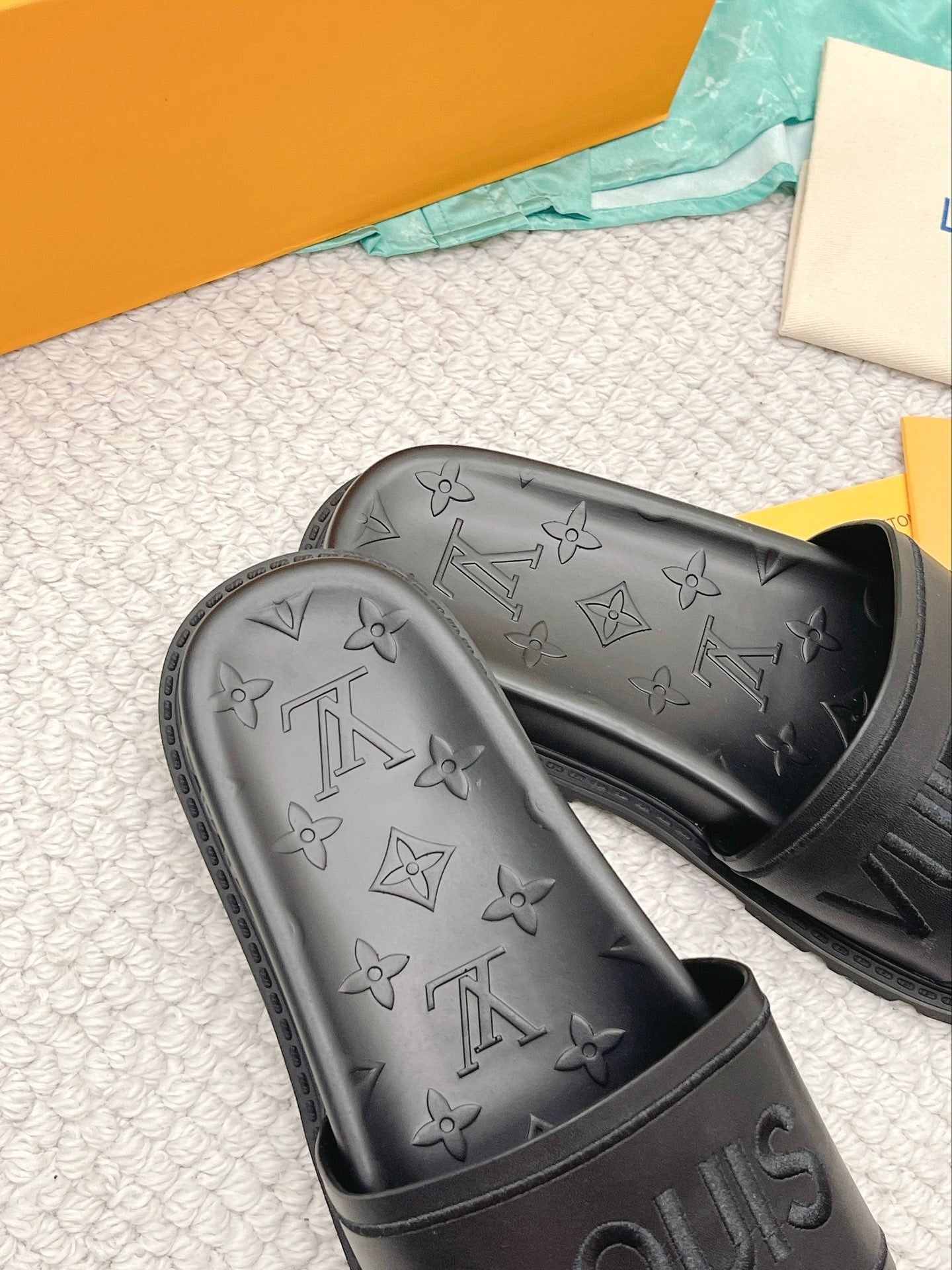 Louis Vuitton Men Slides