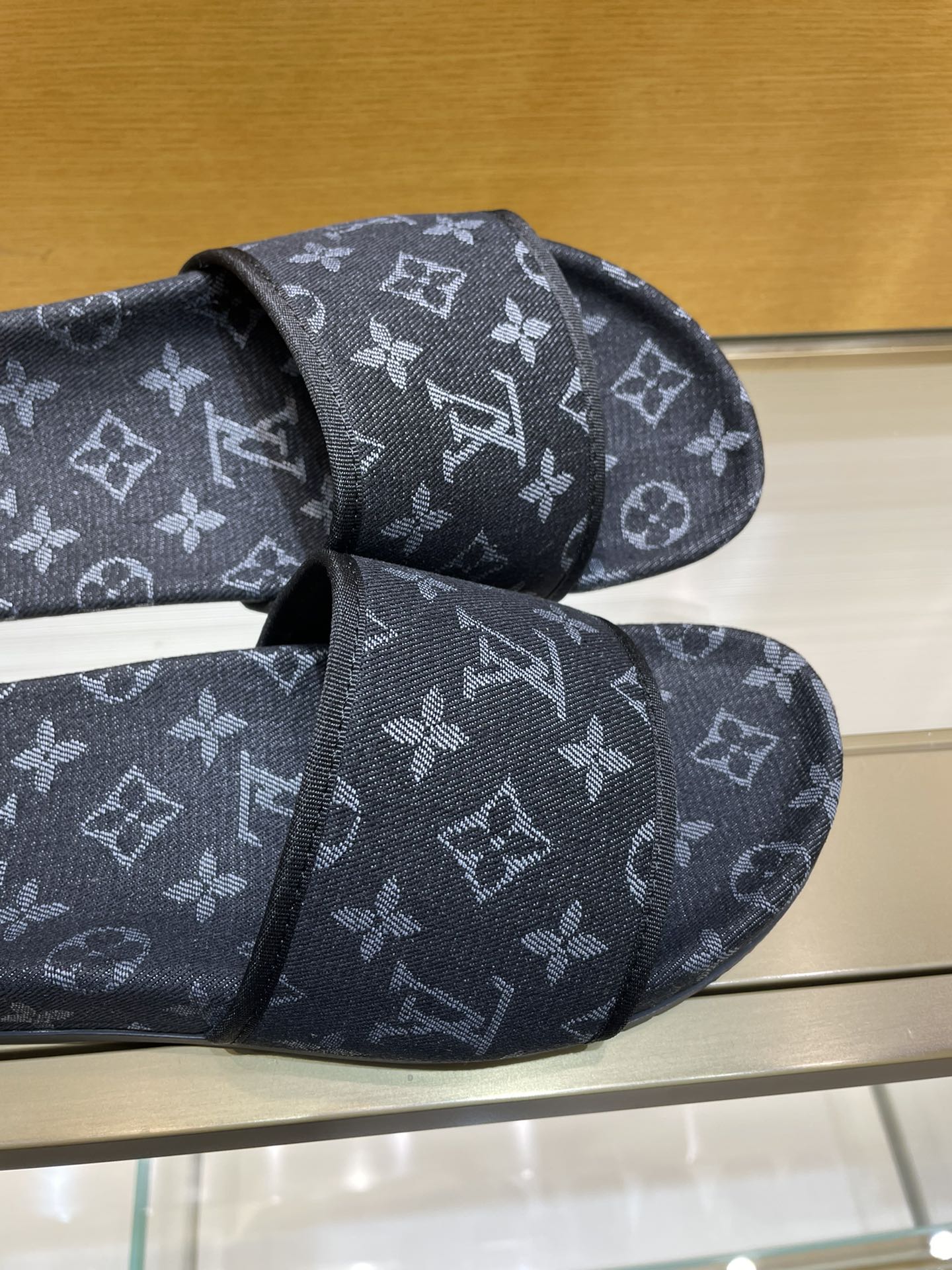 Louis Vuitton Men Slides